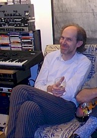 1196 mit Glas lachend.jpg (22357 Byte)